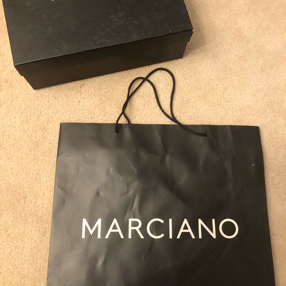 💜 Marciano empty box alongside empty Marciano bg - Picture 3 of 4
